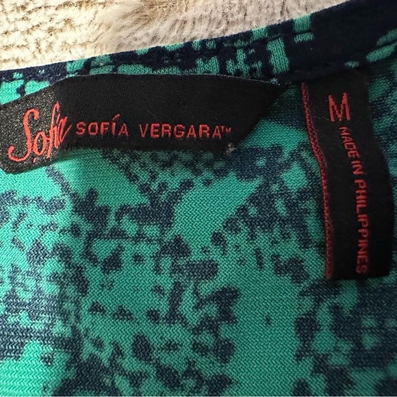 Sofia by Sofia Vergara Sleeveless Top Faux Wrap Top V Neck - Picture 2 of 11